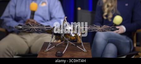 25. November 2018 – Pasadena, CA, USA – Ein Modell des Mars Insight Landers wird während eines Social Media Briefings im Mission Support Area des Jet Propulsion Laboratory am 25. November 2018 in Pasadena, Kalifornien, gezeigt. Insight, ist ein Mars-Lander, das den inneren Raum des Mars erforschen soll und am 26. November auf dem Roten Planeten landet. (Kreditbild: © Bill Ingalls via ZUMA Wire) Stockfoto