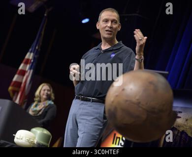 26. November 2018 – Pasadena, CA, USA – Thomas Zurbuchen, Associate Administrator des NASA Science Mission Directorate, spricht über Mars Insight während eines Social Media Briefings innerhalb des Mission Support Area des Jet Propulsion Laboratory am 25. November 2018 in Pasadena, Kalifornien. Insight, ist ein Mars-Lander, das den inneren Raum des Mars erforschen soll und am 26. November auf dem Roten Planeten landet. (Kreditbild: © Bill Ingalls via ZUMA Wire) Stockfoto