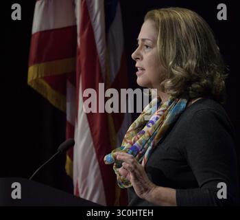 26. November 2018 – Pasadena, CA, USA – Veronica McGregor, JPL Media Relations Manager, NASA JPL, moderiert ein Mars Insight-Briefing vor der Landung im Mission Support Area des Jet Propulsion Laboratory am 25. November 2018 in Pasadena, Kalifornien. Insight, ist ein Mars-Lander, das den inneren Raum des Mars erforschen soll und am 26. November auf dem Roten Planeten landet. (Kreditbild: © Bill Ingalls via ZUMA Wire) Stockfoto