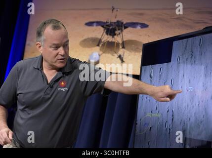 26. November 2018 – Pasadena, CA, USA – Tom Hoffman, Insight Project Manager, NASA JPL, spricht während eines Social Media Briefings im Bereich Mission Support des Jet Propulsion Laboratory am 25. November 2018 in Pasadena, Kalifornien, über Mars Insight. Insight, ist ein Mars-Lander, das den inneren Raum des Mars erforschen soll und am 26. November auf dem Roten Planeten landet. (Kreditbild: © Bill Ingalls via ZUMA Wire) Stockfoto