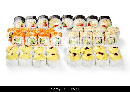 Verschiedene Arten von Sushi-Brötchen auf einer sauberen weißen Oberfläche, die ein farbenfrohes und köstliches Sortiment bieten Stockfoto