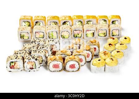 Frisch zubereitete Sushi-Brötchen mit verschiedenen Zutaten und Belägen auf einer sauberen weißen Oberfläche Stockfoto