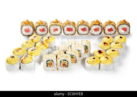 Verschiedene Sushi-Brötchen mit Thunfisch, Lachs, Gurke, Sesamsamen und verschiedenen Toppings auf einem sauberen weißen Hintergrund Stockfoto
