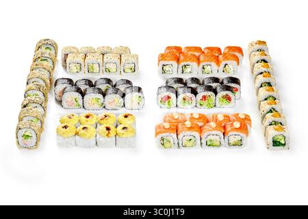 Verschiedene Arten von Sushi-Brötchen und gebackenen Brötchen liegen auf weißem Hintergrund, wodurch ein großes Sushi-Set entsteht Stockfoto