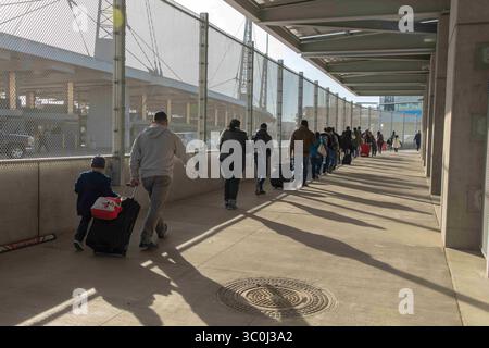 23. November 2018 – San Ysidro, CA, Vereinigte Staaten von Amerika – Asylsuchende der Migrant Caravan werden von einem Zoll- und Grenzschutzbeamten am Grenzübergang San Ysidro am 23. November 2018 in San Ysidro, Kalifornien, zur Bearbeitung begleitet. Der Grenzübergang in San Ysidro ist mit 70.000 Fahrzeugen in Richtung Norden und 20.000 Fußgängern in Richtung Norden die am meisten frequentierte Landüberquerung in die Vereinigten Staaten. (Kreditbild: © Mani Albrecht via ZUMA Wire) Stockfoto