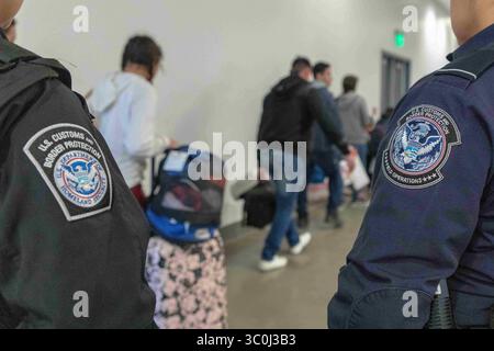 23. November 2018: San Ysidro, CA, Vereinigte Staaten von Amerika - Asylsuchende der Migrant Caravan werden von einem Zoll- und Grenzschutzbeamten am Grenzübergang San Ysidro am 23. November 2018 in San Ysidro, Kalifornien, bearbeitet. Der Grenzübergang in San Ysidro ist mit 70.000 Fahrzeugen in Richtung Norden und 20.000 Fußgängern in Richtung Norden die am meisten frequentierte Landüberquerung in die Vereinigten Staaten. (Kreditbild: © Mani Albrecht via ZUMA Wire) Stockfoto