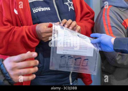 23. November 2018: San Ysidro, CA, Vereinigte Staaten von Amerika - Asylsuchende der Migrant Caravan werden von einem Zoll- und Grenzschutzbeamten am Grenzübergang San Ysidro am 23. November 2018 in San Ysidro, Kalifornien, bearbeitet. Der Grenzübergang in San Ysidro ist mit 70.000 Fahrzeugen in Richtung Norden und 20.000 Fußgängern in Richtung Norden die am meisten frequentierte Landüberquerung in die Vereinigten Staaten. (Kreditbild: © Mani Albrecht via ZUMA Wire) Stockfoto