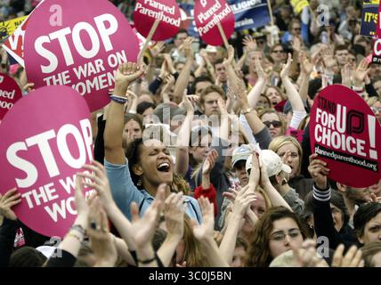 28. November 2018 – Washington, DC, USA – während Frauen zu Märschen aufbrechen, #MeToo-Geschichten teilen und sogar in Rekordzahlen für das Amt kandidieren, tun viele dies, weil sie politisch frustriert sind. Wenn eine besondere Frau in deinem Leben zu dieser Beschreibung passt, solltest du ihre Leidenschaft in ihr Geschenk einbeziehen. Ob es etwas ist, das sie zu einem bevorstehenden marsch mitnehmen oder zu Hause zur Selbstpflege verwenden kann, diese 10 Geschenke werden Ihre liebste, satte Frau mit Sicherheit zufrieden stellen. (Bild: © Nikki Kahn/krt/TNS via ZUMA Wire) Stockfoto