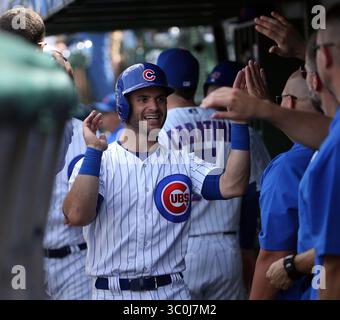 25. Mai 2018 – Chicago, IL, USA – Chicago Cubs der dritte Baseman Tommy La Stella (2) wird nach einem Treffer im siebten Inning eines Major League Baseballspiels zwischen den Chicago Cubs und den San Francisco Giants im Wrigley Field am Freitag, 25. Mai 2018 in Chicago gratuliert. La Stella wurde an die Angels gehandelt (Kreditbild: © Terrence Antonio James/Chicago Tribune/TNS via ZUMA Wire) Stockfoto