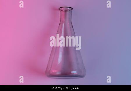 Laborkolben. Neonblau Pink Nachtlicht. Draufsicht Stockfoto