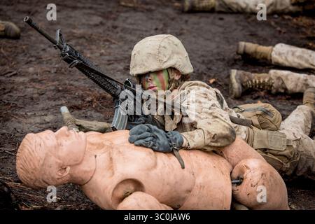 20. November 2018: Parris Island, South Carolina, USA: Rekrutin Anna Cranford mit Papa Company, 4. Recruit Training Battalion, bewertet einen simulierten Unfall während des Schmelztiegels November. 20, 2018, im Marine Corps Recruit Depot Parris Island, S.C. der Schmelztiegel ist ein 54-stündiges Höhepunkt-Ereignis, bei dem Rekruten als Team arbeiten und Herausforderungen meistern müssen, um den Titel U.S. Marine zu erlangen. Crawford stammt aus Lexington, S.C. (Credit Image: © U.S. Marine Corps/ZUMA Wire/ZUMAPRESS.com) Stockfoto