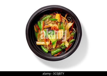 Wok mit Cellophan- oder Glasnudeln, Garnelen, Muscheln, Brokkoli, Karotten und grünen Bohnen in einer schwarzen Schüssel zum Mitnehmen Stockfoto