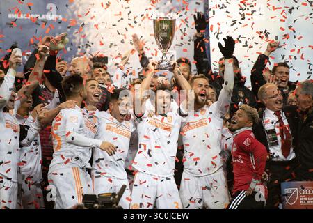 29. November 2018: Harrison, New Jersey, Vereinigte Staaten - Atlanta United Captain MICHAEL PARKHURST (3) hebt die letzte Trophäe der östlichen Konferenz mit seinen Teamkollegen nach dem zweiten Leg des Eastern Conference Final in der Red Bull Arena in Harrison, NJ Atlanta United besiegt die New York Red Bulls Aggregate 3-1 (Bild: © Mark Smith/ZUMA Wire) Stockfoto