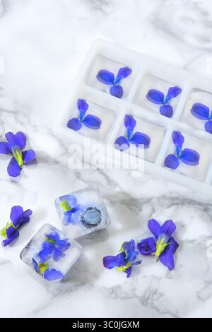 Mai 2016 – New York, New York, USA – Eiswürfel mit essbaren Blumen (Foto: © Novo Images/Glasshouse Via ZUMA Wire) Stockfoto