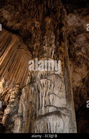 Geführte Besucher bestaunen atemberaubende Felsformationen in den Höhlen von Malaga, Spanien. Stalaktiten und Stalagmiten bilden ein bezauberndes unterirdisches lan Stockfoto