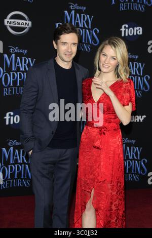 29. November 2018 – Los Angeles, CA, USA – LOS ANGELES – 29. November: Topher Grace, Ashley Hinshaw bei der Premiere von „Mary Poppins Returns“ im El Capitan Theatre am 29. November 2018 in Los Angeles, CA (Credit Image: © Kathy Hutchins Via ZUMA Wire) Stockfoto