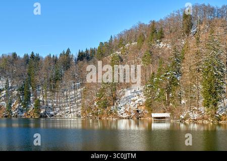 Dieses hochauflösende Foto fängt eine ruhige und malerische Bergszene am See unter klarem blauem Himmel ein. Im Mittelpunkt steht die Ruhe, Ref Stockfoto