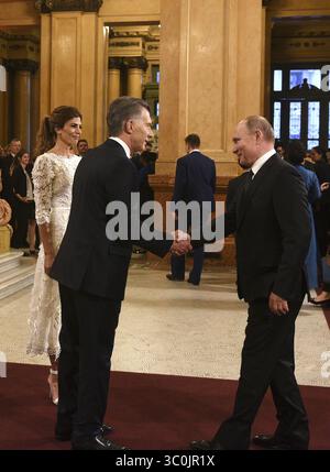 30. November 2018 – Buenos Aires, Argentinien – der argentinische Präsident Mauricio Macri und seine Frau Juliana Awada begrüßen den russischen Präsidenten Wladimir Putin bei seiner Ankunft zur G20-Gipfelgala im Colon Theater am 30. November 2018 in Buenos Aires, Argentinien. (Bild: © G20 Argentina via ZUMA Wire) Stockfoto