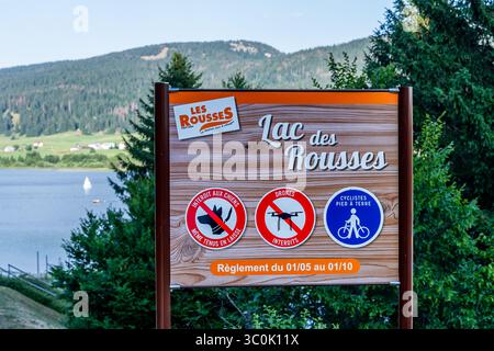 Les Rousses, Jura, Frankreich - 5. Juli 2025: LAC des Rousses Schild mit Touristenbestimmungen. Stockfoto