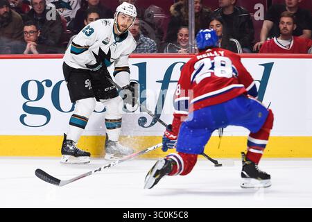 2. Dezember 2018: Barclay Goodrow (23) sucht nach einem Pass-Ziel für den Verteidiger Mike Reilly (28) der San Jose Sharks im Bell Centre in Montreal, Québec. David Kirouac/CSM(Credit Image: &Copy; David Kirouac/CSM via ZUMA Wire) Stockfoto