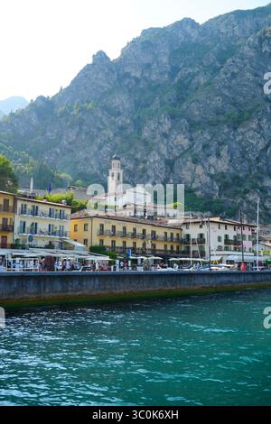 Limone sul Garda, Blick vom Gardasee, vertikales Bild Stockfoto