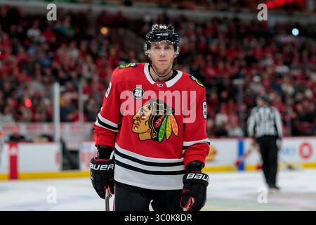 Dezember 2018: Chicago, Illinois, USA - Blackhawk #88 Patrick Kane macht eine Pause während des Spiels der National Hockey League zwischen den Chicago Blackhawks und den Calgary Flames im United Center in Chicago, IL. (Credit Image: &Copy; Mike Wulf/CSM via ZUMA Wire) Stockfoto
