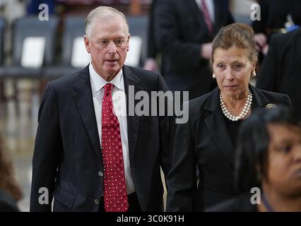 3. Dezember 2018 – Houston, Texas, USA – die ehemaligen Vizepräsidenten Dan Quayle, links, und seine Frau Marilyn, rechts, treffen am Montag, 3. Dezember 2018 im Kapitol in Washington ein, um an den Diensten des ehemaligen Präsidenten George H.W. Bush teilzunehmen. (Bild: © Prensa Internacional Via ZUMA Wire) Stockfoto