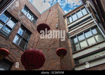 Victoria, BC, KANADA - Juni 30 2024 : Aufwärtsansicht der Fan Tan Alley mit traditionellen roten chinesischen Laternen und Lichtern, die zwischen schmalen br Stockfoto