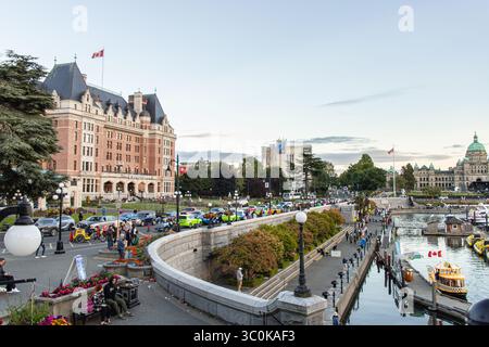 Victoria, BC, KANADA - Juni 30 2024 : lebhafte Szene von Victorias Inner Harbour mit dem Fairmont Empress Hotel, belebten Straßen, einem Fußweg am Wasser, Stockfoto