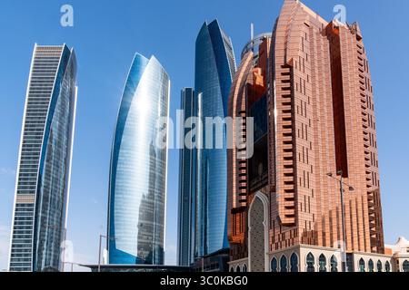 Abu Dhabi, Vereinigte Arabische Emirate - 15. März, Wolkenkratzer im Zentrum von Abu Dhabi an einem sonnigen Tag Stockfoto