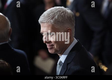 3. Dezember 2018 - Washington, District of Columbia, USA - WASHINGTON, DC - 3. DEZEMBER: Richter des Obersten Gerichtshofs, Neil M. Gorsuch, wartet auf die Ankunft des ehemaligen Präsidenten George H.W. Bush, um am Montag, den 03. Dezember 2018 in Washington, DC, im US-Kapitol Rotunda auf dem Capitol Hill zu liegen (Foto: Jabin Botsford/Pool) (Foto: © Jabin Botsford/Pool Via ZUMA Wire) Stockfoto