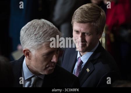 3. Dezember 2018 - Washington, District of Columbia, USA - WASHINGTON, DC - 3. DEZEMBER: Nick Ayers hört zu, wie der Associate Justice Neil M. Gorsuch auf die Ankunft des ehemaligen Präsidenten George H.W. Bush wartet, um am Montag, den 03. Dezember 2018 in Washington, DC, im US-Kapitol Rotunda auf dem Capitol Hill zu liegen. (Foto: Jabin Botsford/Pool) (Foto: © Jabin Botsford/Pool Via ZUMA Wire) Stockfoto