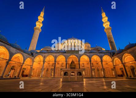 Die majestätische Suleymaniye-Moschee, eine osmanische Kaisermoschee, mit ihrer großen Kuppel und den aufragenden Minaretten unter einem klaren Sonnenuntergang Himmel in Istanbul, Türkei Stockfoto