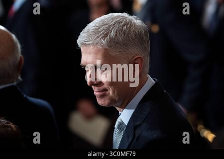 3. Dezember 2018: Washington, District of Columbia, USA – der Associate Justice des Supreme Court, Neil M. Gorsuch, wartet auf die Ankunft des ehemaligen Präsidenten George H.W. Bush, der im US-Kapitol Rotunda auf dem Capitol Hill liegt. (Bild: © Jabin Botsford/Pool Via ZUMA Wire) Stockfoto