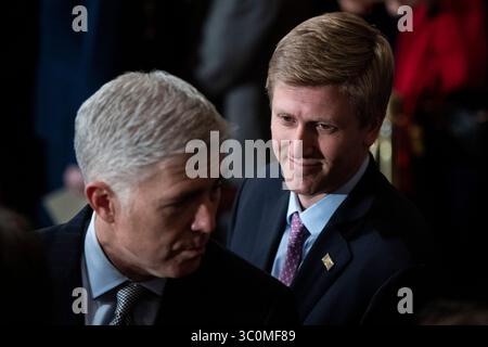 3. Dezember 2018 – Washington, District of Columbia, USA – Nick Ayers hört, wie der Richter des Supreme Court Neil M. Gorsuch auf die Ankunft des ehemaligen Präsidenten George H.W. Bush wartet, um in der US-Kapitol Rotunda auf dem Capitol Hill zu liegen. (Bild: © Jabin Botsford/Pool Via ZUMA Wire) Stockfoto