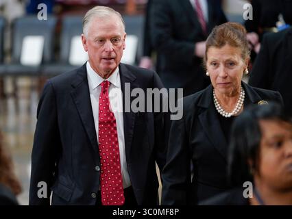 3. Dezember 2018: Washington, District of Columbia, USA: Die ehemaligen Vizepräsidenten Dan Quayle, links, und seine Frau Marilyn, rechts, treffen im Kapitol in Washington ein, um an den Diensten des ehemaligen Präsidenten George H.W. Bush teilzunehmen. (Bild: © Pablo Martinez Monsivais/Pool Via ZUMA Wire) Stockfoto