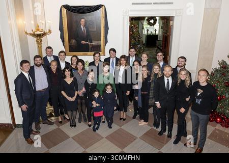 4. Dezember 2018 – Washington, DC, Vereinigte Staaten von Amerika – US First Lady Melania Trump posiert mit ehemaligen First Lady Laura Bush, Center und Bush-Familienmitgliedern neben dem offiziellen Porträt des ehemaligen Präsidenten George H.W. Bush in der Kreuzhalle des Weißen Hauses am 4. Dezember 2018 in Washington, DC. (Foto: © Andrea Hanks via ZUMA Wire) Stockfoto