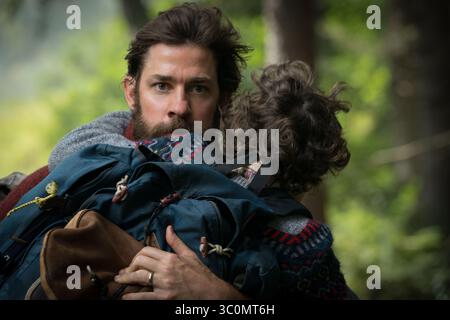 ERSCHEINUNGSDATUM: 6. April 2018 TITEL: A Quiet Place STUDIO: Paramount Pictures REGISSEUR: John Krasinski PLOT: Eine Familie lebt eine isolierte Existenz in völliger Stille, aus Angst vor einer unbekannten Bedrohung, die auf jeden Ton folgt und angreift. MIT JOHN KRASINSKI als Lee Abbott, NOAH JUPE als Marcus Abbott. (Kreditbild: © Paramount Pictures/Entertainment Pictures/ZUMAPRESS.com) Stockfoto