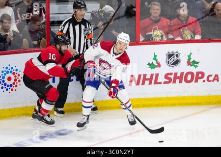 6. Dezember 2018: Montreal Canadiens Jonathan Drouin (92) durchläuft den Puck, während Ottawa Senators Tom Pyatt (10) Wes McCauley (4) während des NHL-Spiels zwischen den Montreal Canadiens und Ottawa Senators im Canadian Tire Centre in Ottawa, Kanada, verteidigt und Schiedsrichter Wes McCauley (4) beobachtet. Daniel Lea/CSM (Kreditbild: &Copy; Daniel Lea/CSM via ZUMA Wire) Stockfoto