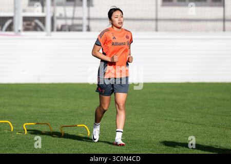 München, Deutschland. Juli 2025. Momoko Tanikawa (FC Bayern München Frauen, #18) FC Bayern München Frauen, Fussball, Google Pixel Frauen-Bundesliga, Trainingseinheit, Saison 2025/2026, 21.07.2025. (DFL-DFB-VORSCHRIFTEN VERBIETEN JEDE VERWENDUNG VON FOTOGRAFIEN ALS BILDSEQUENZEN UND/ODER QUASI-VIDEO). Foto: Eibner-Pressefoto/Heike feiner Credit: dpa/Alamy Live News Stockfoto
