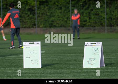 München, Deutschland. Juli 2025. Taktiktafeln auf dem Rasen FC Bayern München Frauen, Fussball, Google Pixel Frauen-Bundesliga, Trainingseinheit, Saison 2025/2026, 21.07.2025. (DFL-DFB-VORSCHRIFTEN VERBIETEN JEDE VERWENDUNG VON FOTOGRAFIEN ALS BILDSEQUENZEN UND/ODER QUASI-VIDEO). Foto: Eibner-Pressefoto/Heike feiner Credit: dpa/Alamy Live News Stockfoto