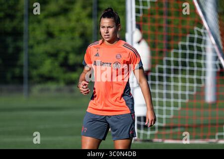 München, Deutschland. Juli 2025. Lena Oberdorf (FC Bayern München Frauen, #08) FC Bayern München Frauen, Fussball, Google Pixel Frauen-Bundesliga, Trainingseinheit, Saison 2025/2026, 21.07.2025. (DFL-DFB-VORSCHRIFTEN VERBIETEN JEDE VERWENDUNG VON FOTOGRAFIEN ALS BILDSEQUENZEN UND/ODER QUASI-VIDEO). Foto: Eibner-Pressefoto/Heike feiner Credit: dpa/Alamy Live News Stockfoto