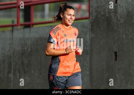 München, Deutschland. Juli 2025. Lena Oberdorf (FC Bayern München Frauen, #08) FC Bayern München Frauen, Fussball, Google Pixel Frauen-Bundesliga, Trainingseinheit, Saison 2025/2026, 21.07.2025. (DFL-DFB-VORSCHRIFTEN VERBIETEN JEDE VERWENDUNG VON FOTOGRAFIEN ALS BILDSEQUENZEN UND/ODER QUASI-VIDEO). Foto: Eibner-Pressefoto/Heike feiner Credit: dpa/Alamy Live News Stockfoto