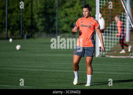 München, Deutschland. Juli 2025. Lena Oberdorf (FC Bayern München Frauen, #08) FC Bayern München Frauen, Fussball, Google Pixel Frauen-Bundesliga, Trainingseinheit, Saison 2025/2026, 21.07.2025. (DFL-DFB-VORSCHRIFTEN VERBIETEN JEDE VERWENDUNG VON FOTOGRAFIEN ALS BILDSEQUENZEN UND/ODER QUASI-VIDEO). Foto: Eibner-Pressefoto/Heike feiner Credit: dpa/Alamy Live News Stockfoto