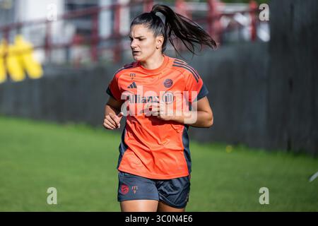 München, Deutschland. Juli 2025. Jovana Damnjanovic (FC Bayern München Frauen, #09) FC Bayern München Frauen, Fussball, Google Pixel Frauen-Bundesliga, Trainingseinheit, Saison 2025/2026, 21.07.2025. (DFL-DFB-VORSCHRIFTEN VERBIETEN JEDE VERWENDUNG VON FOTOGRAFIEN ALS BILDSEQUENZEN UND/ODER QUASI-VIDEO). Foto: Eibner-Pressefoto/Heike feiner Credit: dpa/Alamy Live News Stockfoto