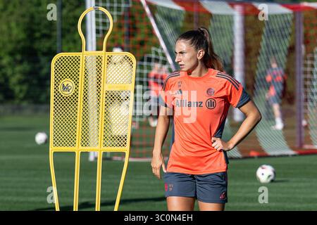 München, Deutschland. Juli 2025. Katharina Naschenweng (FC Bayern München Frauen, #19) FC Bayern München Frauen, Fussball, Google Pixel Frauen-Bundesliga, Trainingseinheit, Saison 2025/2026, 21.07.2025. (DFL-DFB-VORSCHRIFTEN VERBIETEN JEDE VERWENDUNG VON FOTOGRAFIEN ALS BILDSEQUENZEN UND/ODER QUASI-VIDEO). Foto: Eibner-Pressefoto/Heike feiner Credit: dpa/Alamy Live News Stockfoto