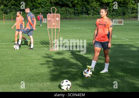 München, Deutschland. Juli 2025. Lena Oberdorf (FC Bayern München Frauen, #08) FC Bayern München Frauen, Fussball, Google Pixel Frauen-Bundesliga, Trainingseinheit, Saison 2025/2026, 21.07.2025. (DFL-DFB-VORSCHRIFTEN VERBIETEN JEDE VERWENDUNG VON FOTOGRAFIEN ALS BILDSEQUENZEN UND/ODER QUASI-VIDEO). Foto: Eibner-Pressefoto/Heike feiner Credit: dpa/Alamy Live News Stockfoto