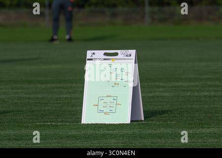 München, Deutschland. Juli 2025. Eine Taktiktafel auf dem Rasen FC Bayern München Frauen, Fussball, Google Pixel Frauen-Bundesliga, Trainingseinheit, Saison 2025/2026, 21.07.2025. (DFL-DFB-VORSCHRIFTEN VERBIETEN JEDE VERWENDUNG VON FOTOGRAFIEN ALS BILDSEQUENZEN UND/ODER QUASI-VIDEO). Foto: Eibner-Pressefoto/Heike feiner Credit: dpa/Alamy Live News Stockfoto