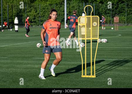 München, Deutschland. Juli 2025. Lena Oberdorf (FC Bayern München Frauen, #08) FC Bayern München Frauen, Fussball, Google Pixel Frauen-Bundesliga, Trainingseinheit, Saison 2025/2026, 21.07.2025. (DFL-DFB-VORSCHRIFTEN VERBIETEN JEDE VERWENDUNG VON FOTOGRAFIEN ALS BILDSEQUENZEN UND/ODER QUASI-VIDEO). Foto: Eibner-Pressefoto/Heike feiner Credit: dpa/Alamy Live News Stockfoto