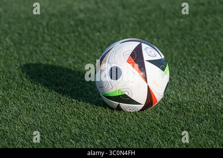 München, Deutschland. Juli 2025. Fussball/Trainingsball - Symbolfoto, Symbolbild FC Bayern München Frauen, Fussball, Google Pixel Frauen-Bundesliga, Trainingseinheit, Saison 2025/2026, 21.07.2025. (DFL-DFB-VORSCHRIFTEN VERBIETEN JEDE VERWENDUNG VON FOTOGRAFIEN ALS BILDSEQUENZEN UND/ODER QUASI-VIDEO). Foto: Eibner-Pressefoto/Heike feiner Credit: dpa/Alamy Live News Stockfoto